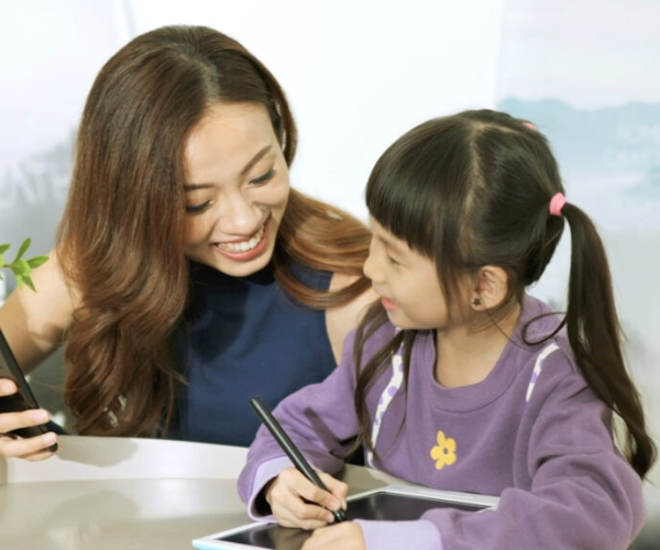 The Power of Digital Moms: Raising Confident, Safe, and Balanced Children